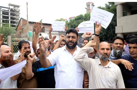 J&K Daily Wagers Protest In Srinagar, Seek Time-Bound Regularisation