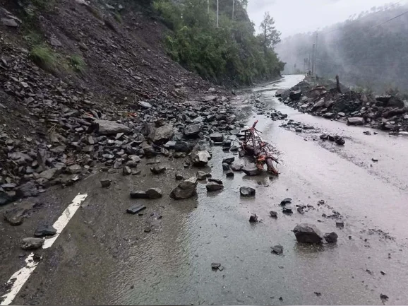 Rain Triggers Landslides, Shooting Stones on NH-44; Clearance Operations Underway