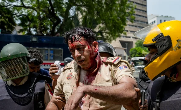Three Police Officers, Including Special CP, Hurt in Jantar Mantar Stone-Pelting
