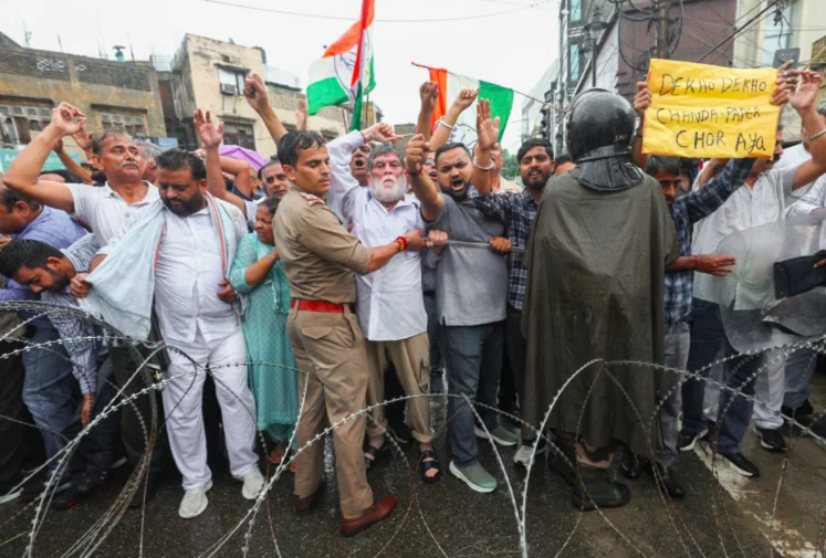 Police barricades keep BJP, Congress workers apart during face-off in Jammu