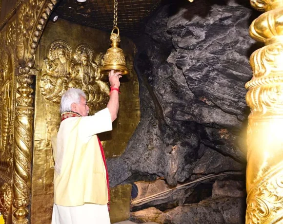 LG Manoj Sinha Offers Prayers at Shri Mata Vaishno Devi Shrine