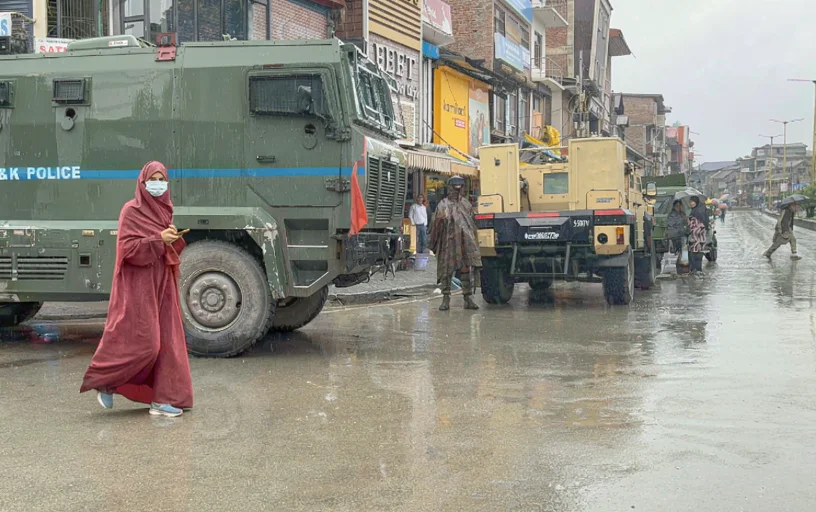 Cop killed in terrorist attack in Anantnag, massive anti-terror operation launched