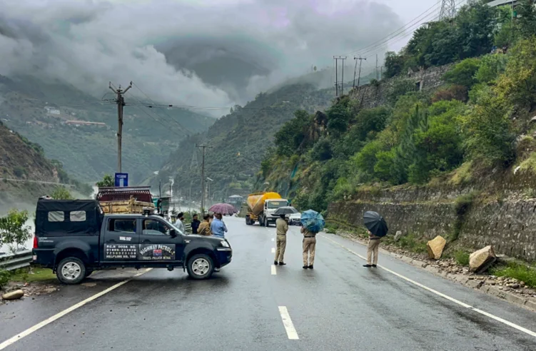 Ramban: Couple dead, 4 injured as boulders hit vehicle on Jammu-Srinagar NH