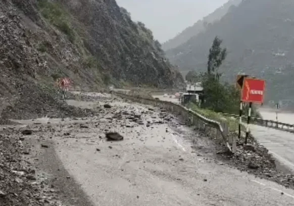 Fresh Landslides Disrupt Jammu-Srinagar Highway; Restoration Work in Full Swing