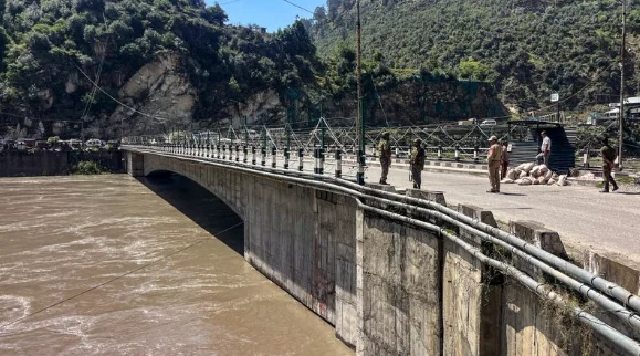 Fresh Landslide Blocks Jammu-Srinagar Highway, Leaves 1,700 Trucks Stranded