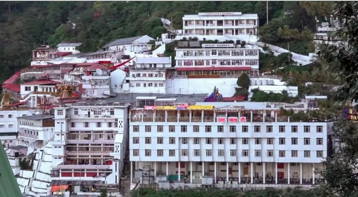 Free community kitchen services for stranded Vaishno Devi pilgrims in Reasi