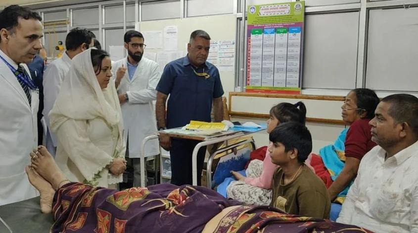 Health Minister Sakina Itoo Visits SKIMS, Reviews Care of Injured Amarnath Pilgrims