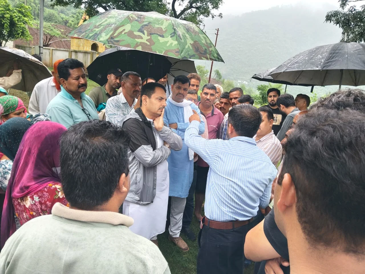 Pathania assesses landslide situation at Sundla; demands prompt scientific interventions