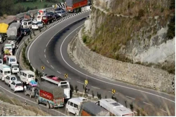 Jammu-Bound Traffic Halted Near J&K’s Navyug Tunnel, Thousands of Passengers Stranded